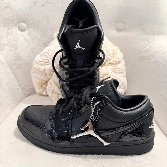 Women’s Air Jordan 1 Low SE - Picture 2 of 7